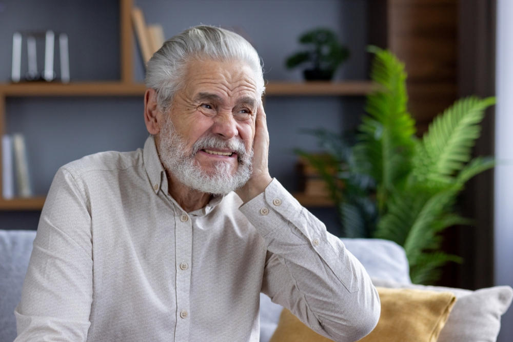 Vieille homme mal aux oreilles.png