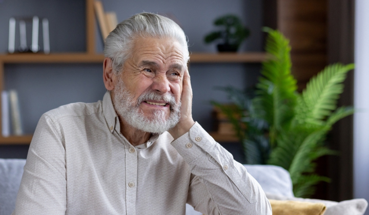 Télé trop forte ? La vraie raison pour laquelle les aînés n’entendent plus les aigus.